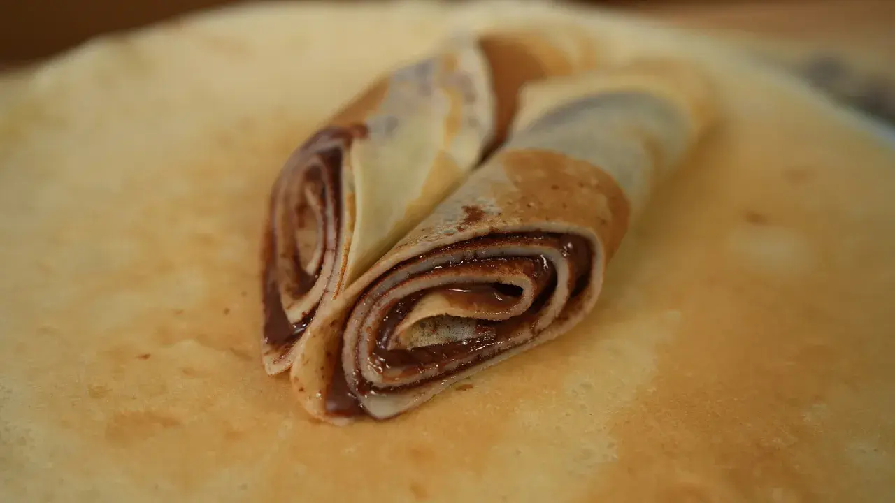 Zwei gerollte Pfannkuchen mit Schokoladencreme, ein köstliches Pfannkuchen Rezept.