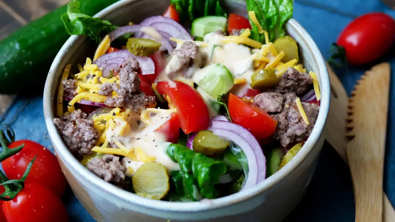 Schmackhafter Big Mac Salat mit Hackfleisch, Käse, Gurken, Tomaten und Zwiebeln, serviert in einer Schüssel.