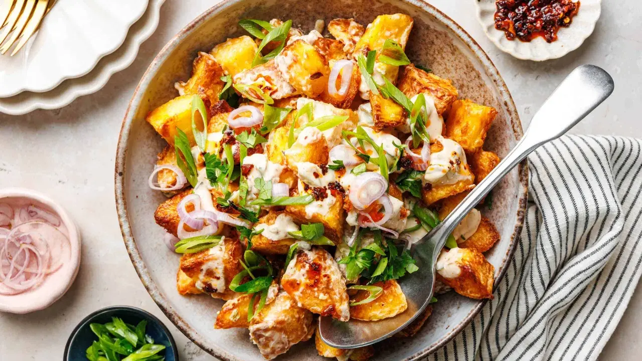 Ein köstlicher, knuspriger Kartoffelsalat mit cremiger Sauce, Frühlingszwiebeln und Kräutern. Perfekt für jeden Anlass!