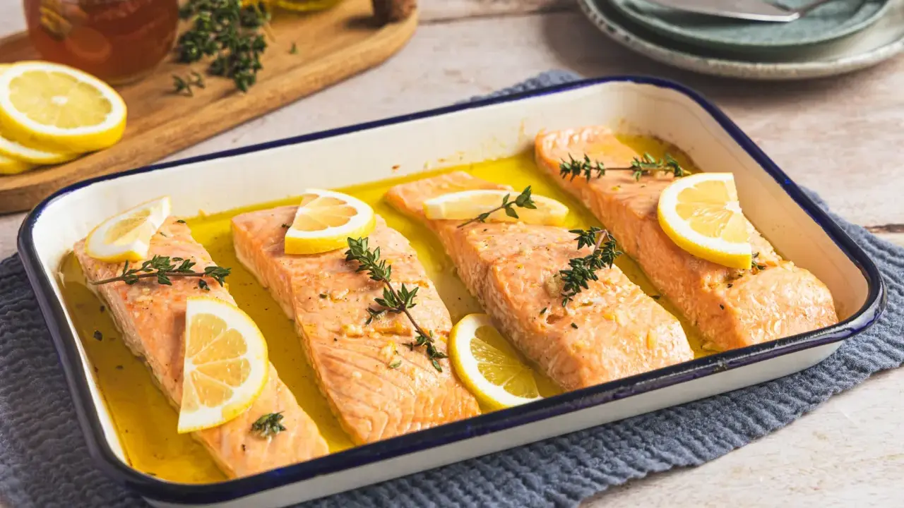 Vier saftige Lachsfilets mit Zitrone und Kräutern im Ofen gebacken, ein köstlicher lachs mediterran ofen.