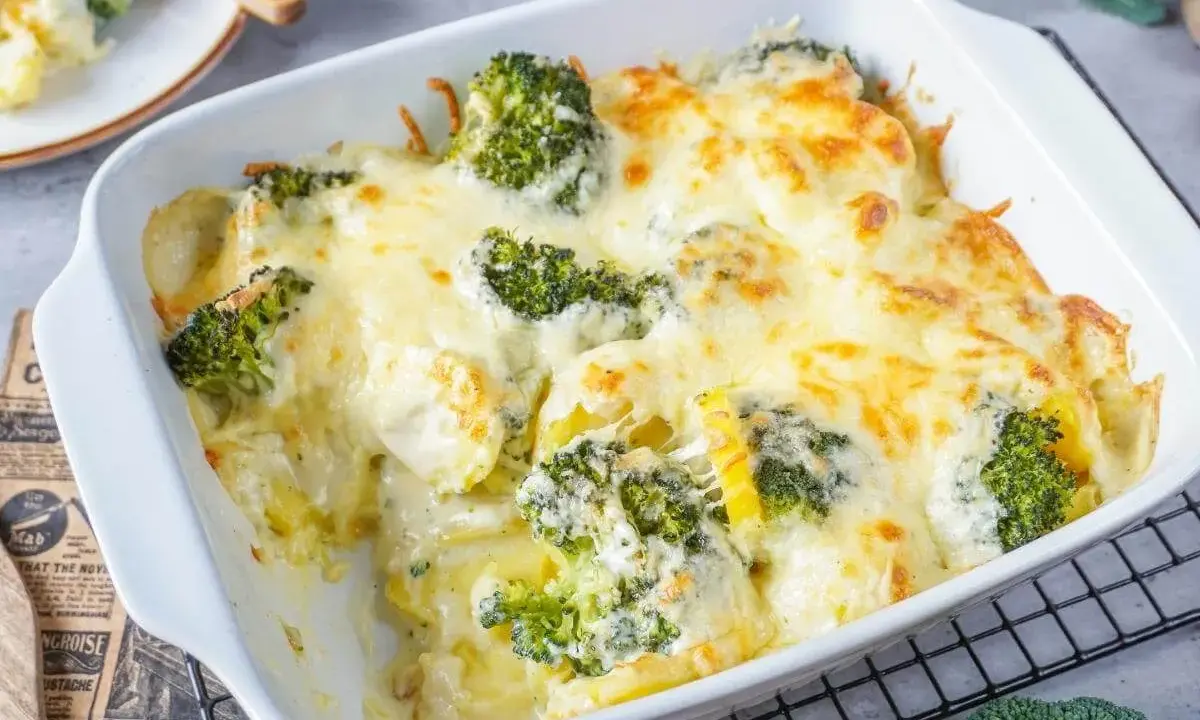Ein köstlicher Kartoffel-Brokkoli-Auflauf mit geschmolzenem Käse, bereit zum Servieren.