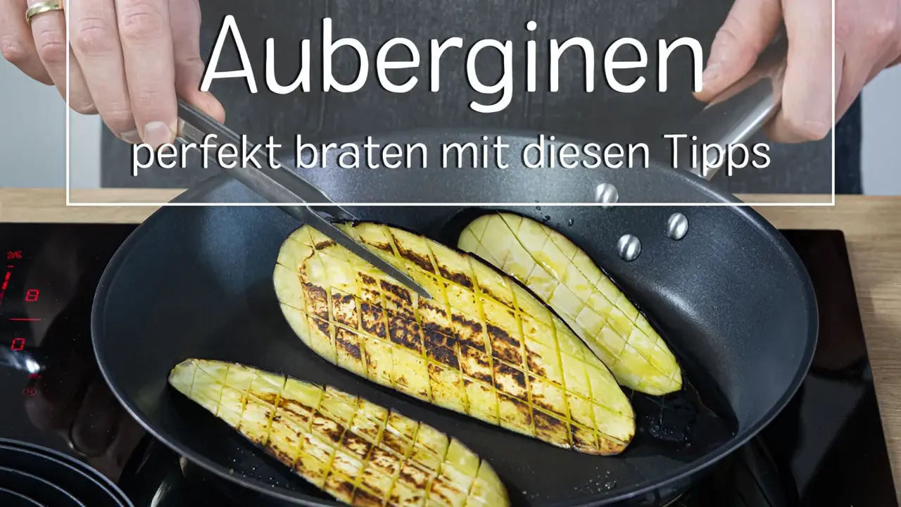 Auberginen-Scheiben werden in der Pfanne gebraten. Perfekt für einfache Auberginen Rezepte aus der Pfanne.