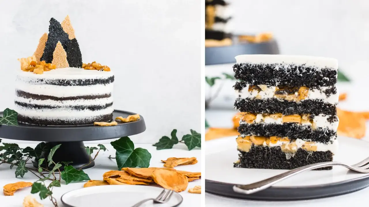 Schwarzer Sesam-Kuchen mit weißer Creme und Fruchtfüllung, inspiriert von schwarzen Sesam Rezepten. Ein Stück des Kuchens zeigt die Schichten.