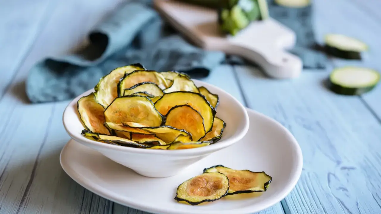 Knusprige Zucchinichips in einer Schüssel, eine tolle Idee für gesunde Snack-Ideen.