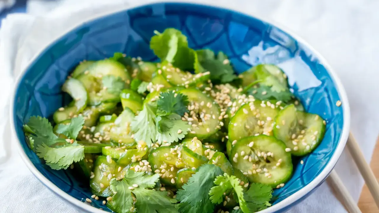 Erfrischender Gurkensalat asiatisch, garniert mit Koriander und Sesam. Ein leichter Genuss!