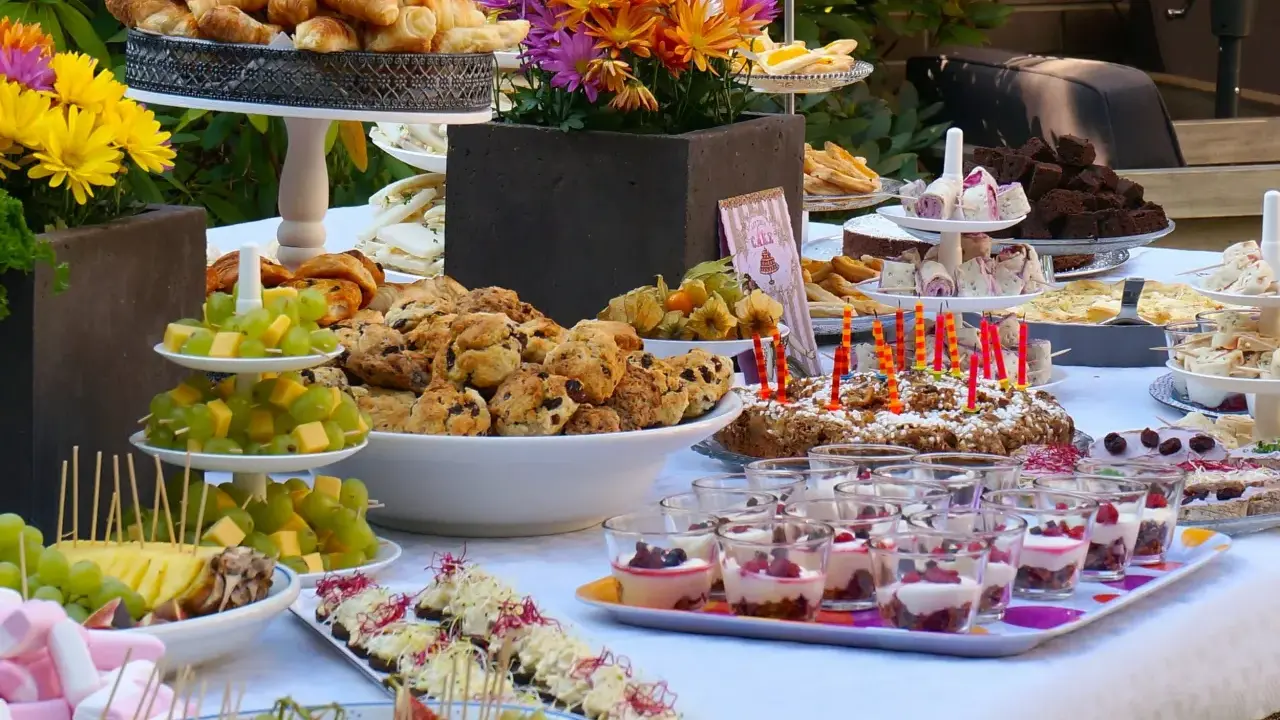 Leckere Brunch Ideen: Croissants, Kuchen, Obstspieße und süße Desserts in Gläsern laden zum Genießen ein.