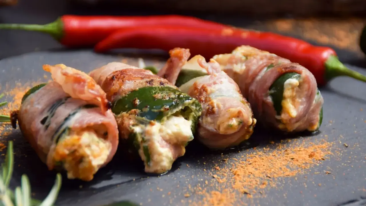 Gefüllte Jalapeños, umwickelt mit Speck, sind ein köstlicher Snack. Was sind Jalapeños? Kleine, grüne Chilis mit moderater Schärfe.