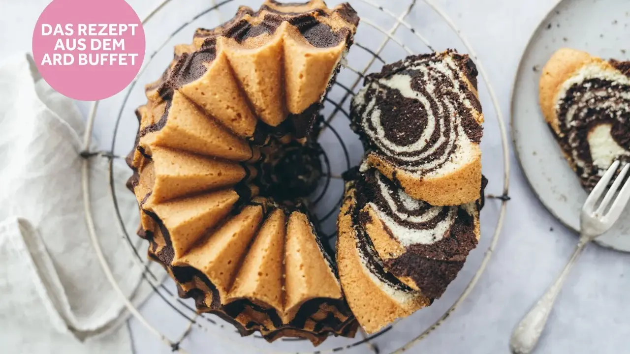 Ein saftiger Zebrakuchen, perfekt für das nächste Kaffeekränzchen. Dieses Zebrakuchen Rezept ist ein Klassiker!