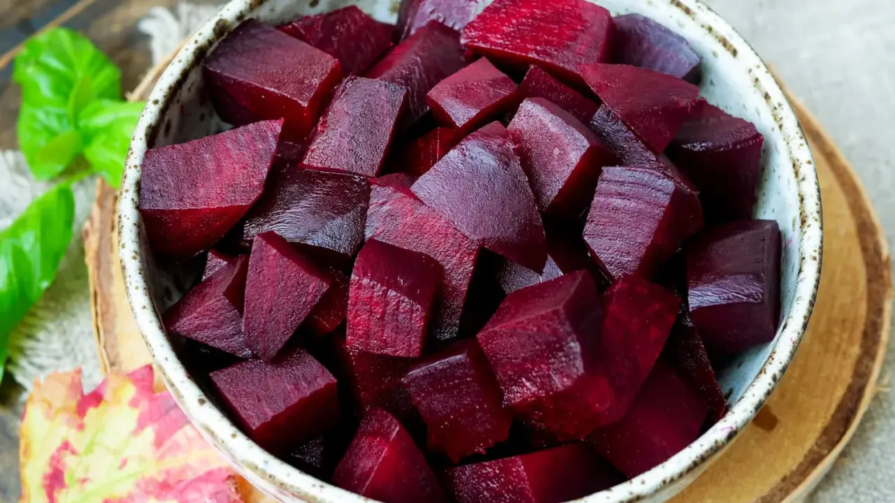 Schüssel mit gewürfelten, gekochten roten Bete. Die rote Bete kochzeit ist vorbei, bereit für Salate oder Beilagen.
