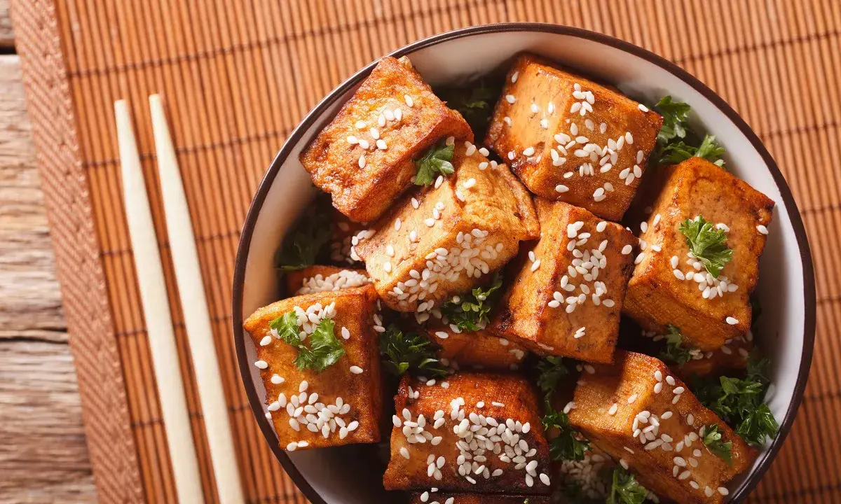 Knusprig gebratene Tofuwürfel mit Sesam und Petersilie, eine köstliche Idee für Rezepte mit Tofu natur.