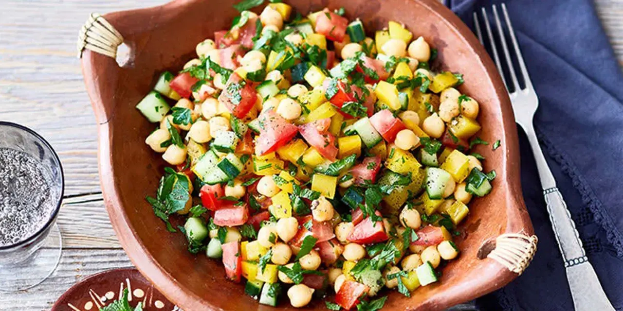 Frischer Kichererbsensalat mit Tomaten, Gurken und Paprika – eine köstliche Idee für mediterrane Kost Rezepte.