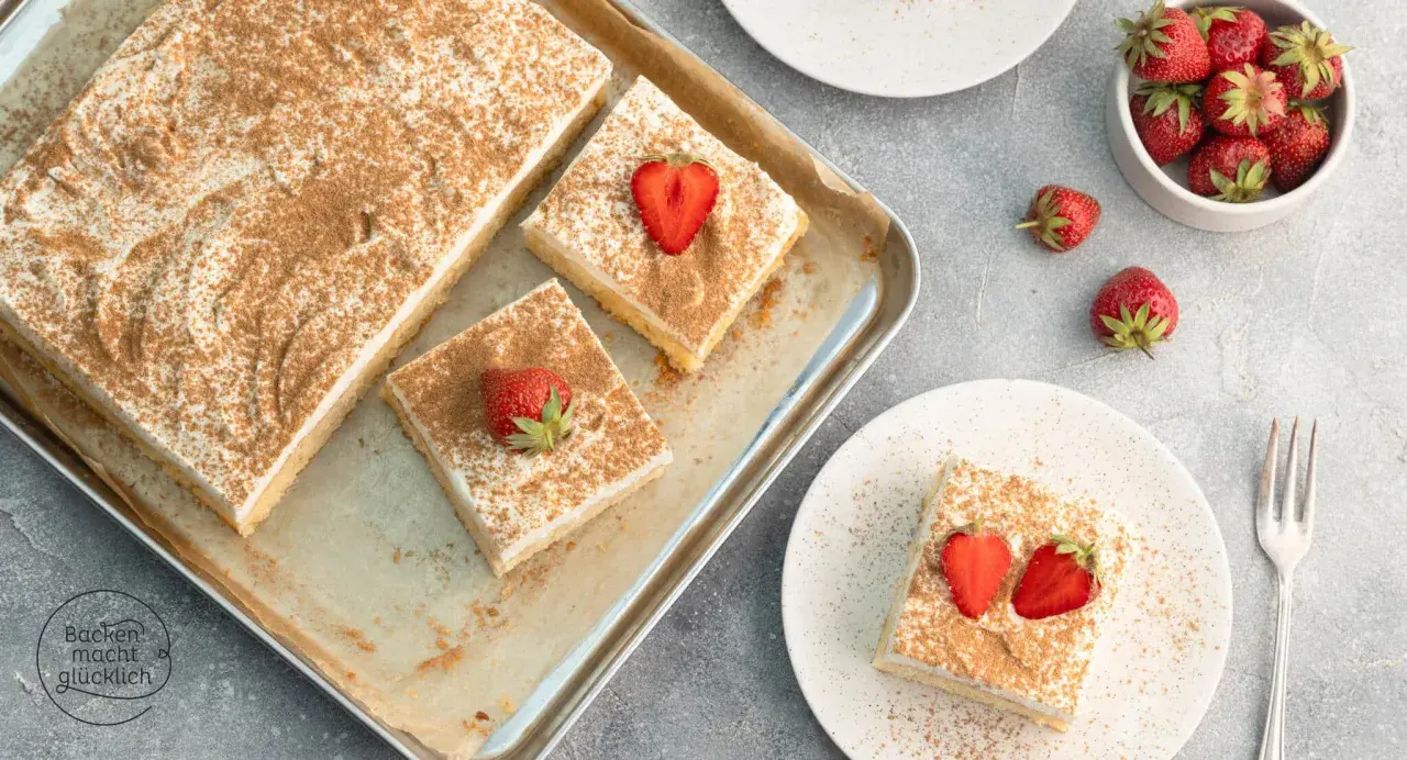 Saftiger Tres Leches Kuchen, bestreut mit Zimt und garniert mit frischen Erdbeeren. Ein Genuss für jeden Anlass.