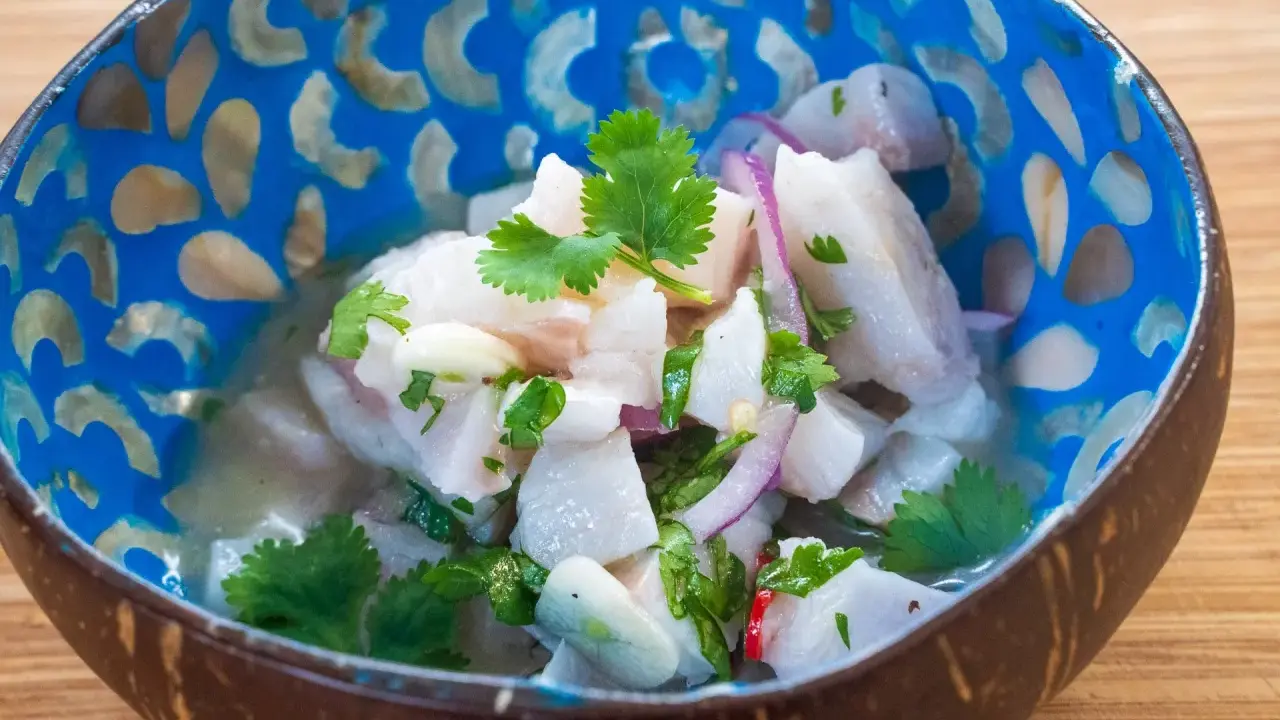 Frisches Ceviche im Kokosnussschalen-Schälchen, garniert mit Koriander. Ein authentisches Ceviche Rezept original, das Lust auf mehr macht.
