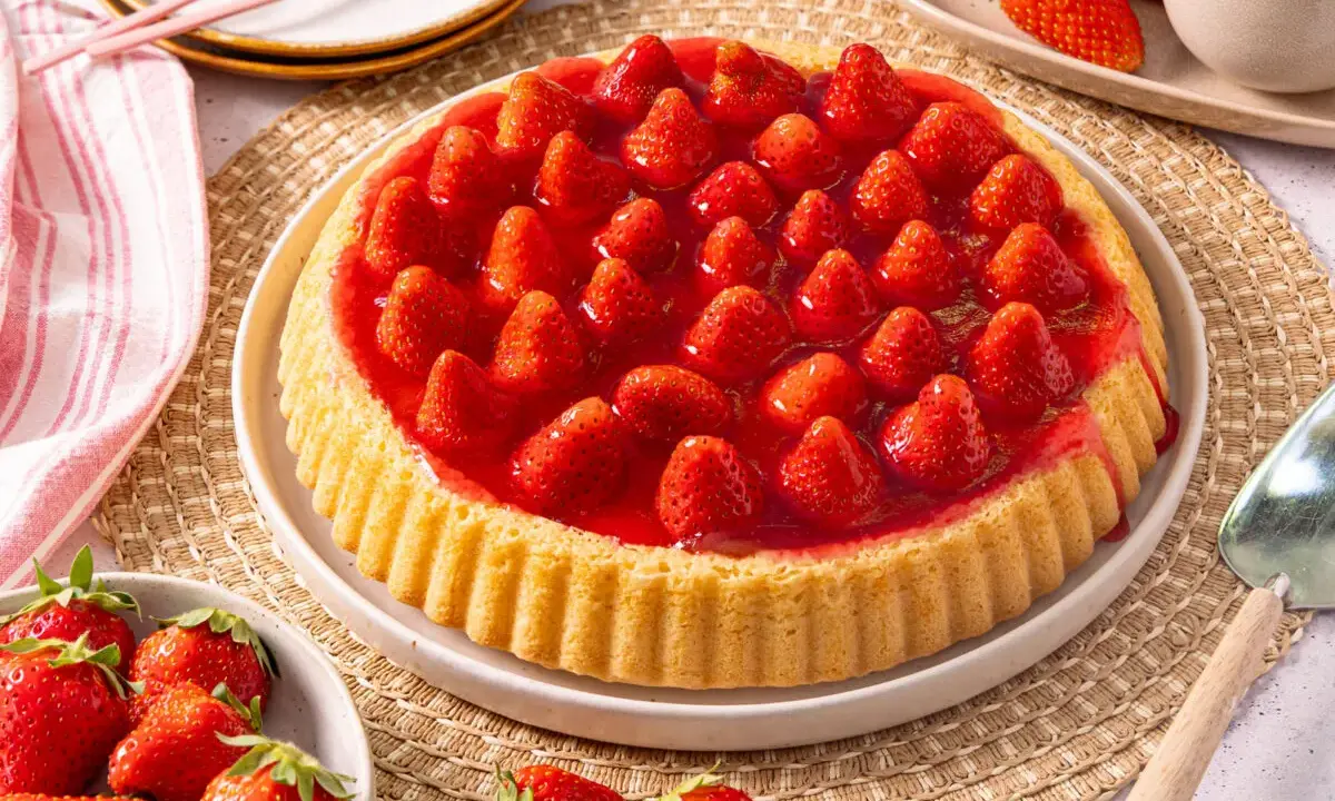 Ein köstlicher Erdbeerkuchen mit einem goldbraunen Boden, bedeckt mit frischen Erdbeeren und Gelee. Perfekt für ein Erdbeerboden Rezept!