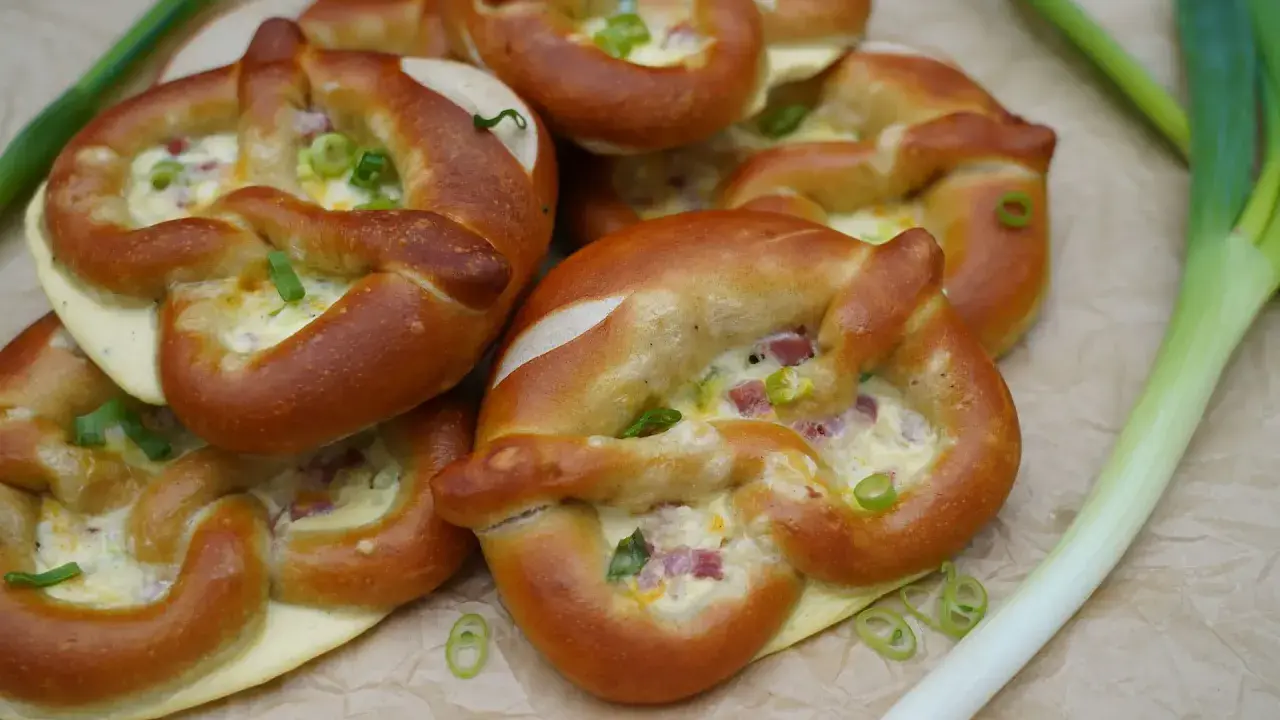 Herzhafte Snacks: Laugenbrezeln gefüllt mit Käse, Schinken und Frühlingszwiebeln. Schnell und einfach zubereitet für den kleinen Hunger zwischendurch.