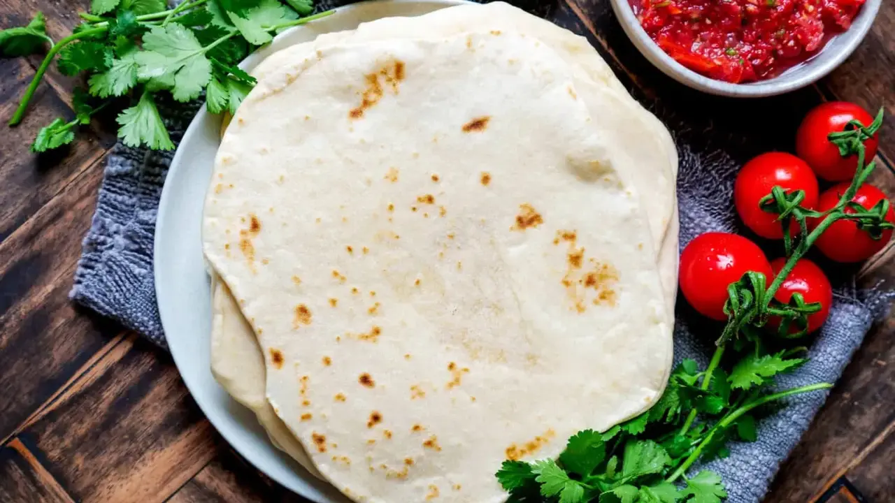 Frische Tortillas, perfekt für jedes Tortilla Rezept, mit Salsa, Tomaten und Koriander.