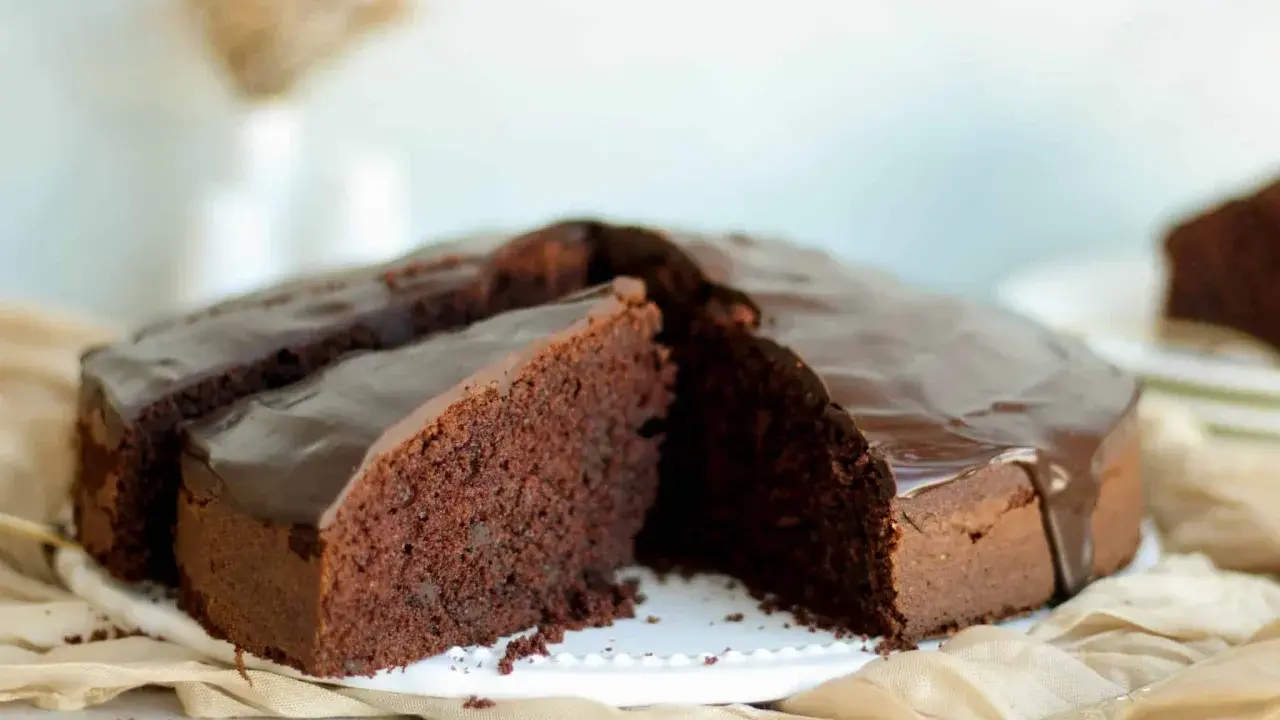 Ein saftiger Schokoladenkuchen mit glänzender Glasur, perfekt für alle, die einfache schokoladenkuchen rezepte lieben.