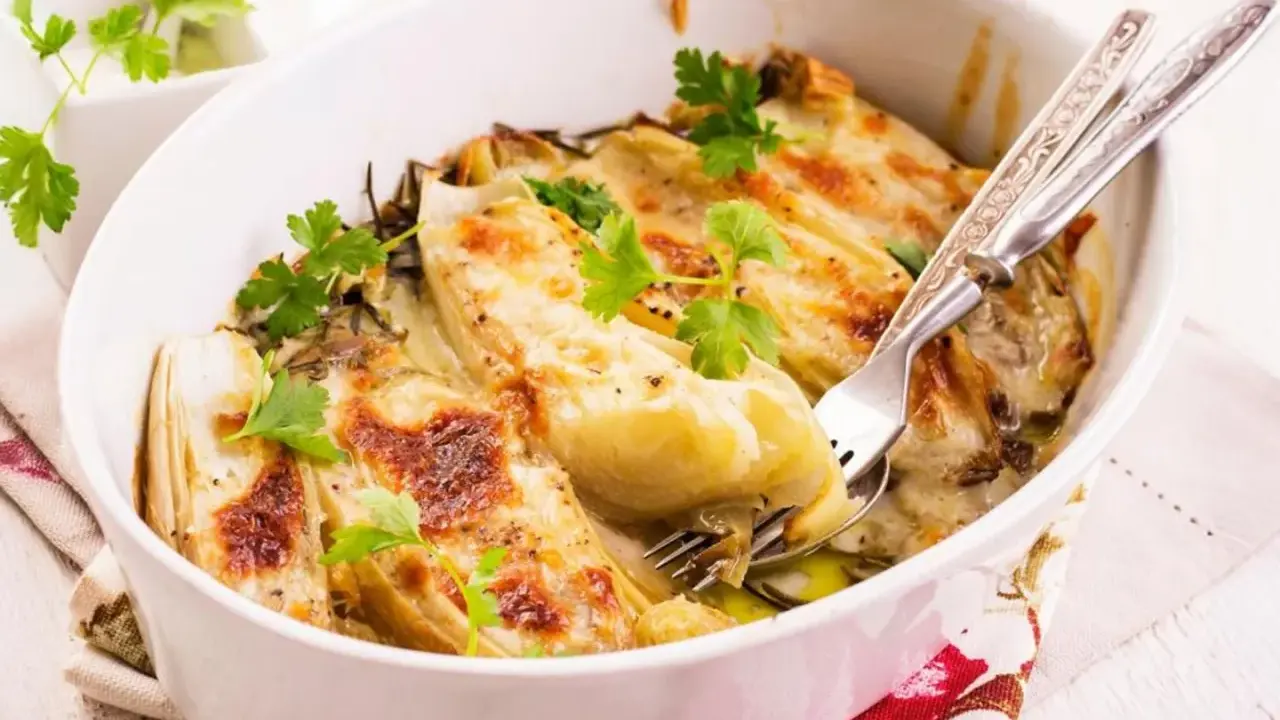 Überbackener Chicorée mit Käse und Kräutern, ein köstliches Gericht, das Lust auf mehr Chicorée Rezepte macht.