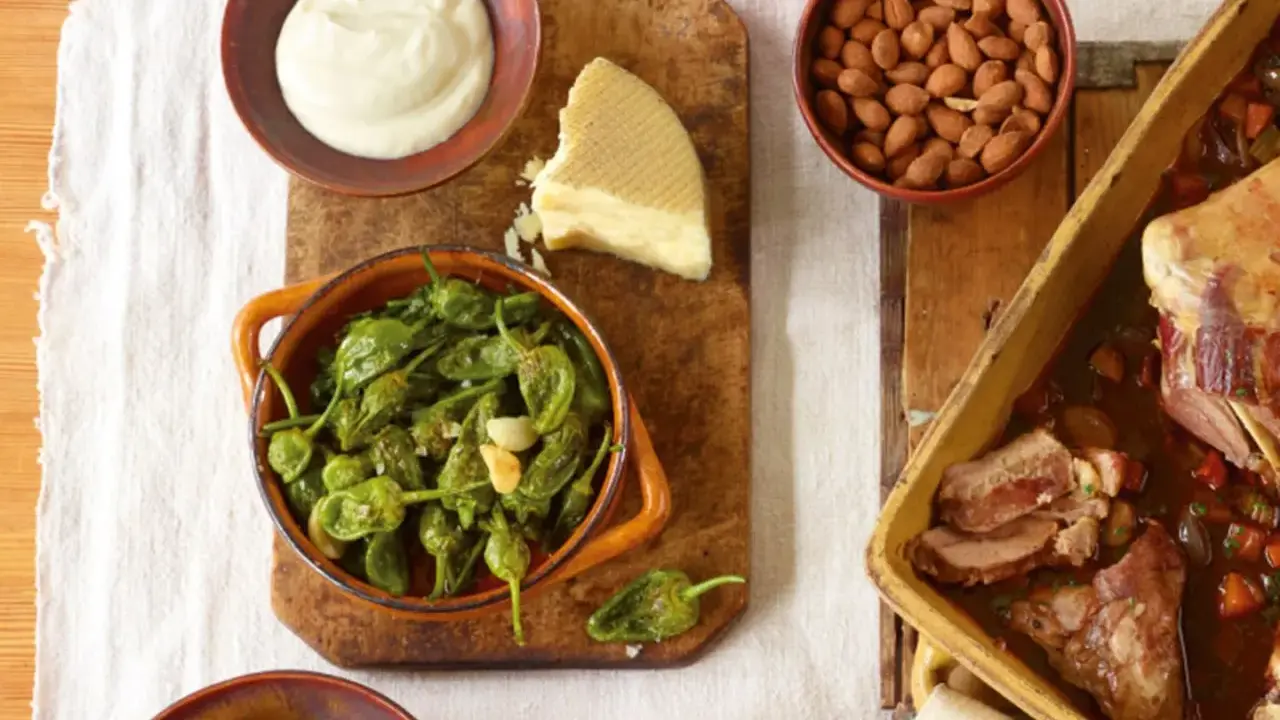 Leckere Tapas selber machen: Gebratene grüne Paprika, zartes Fleisch, Mandeln, Käse und Dip.