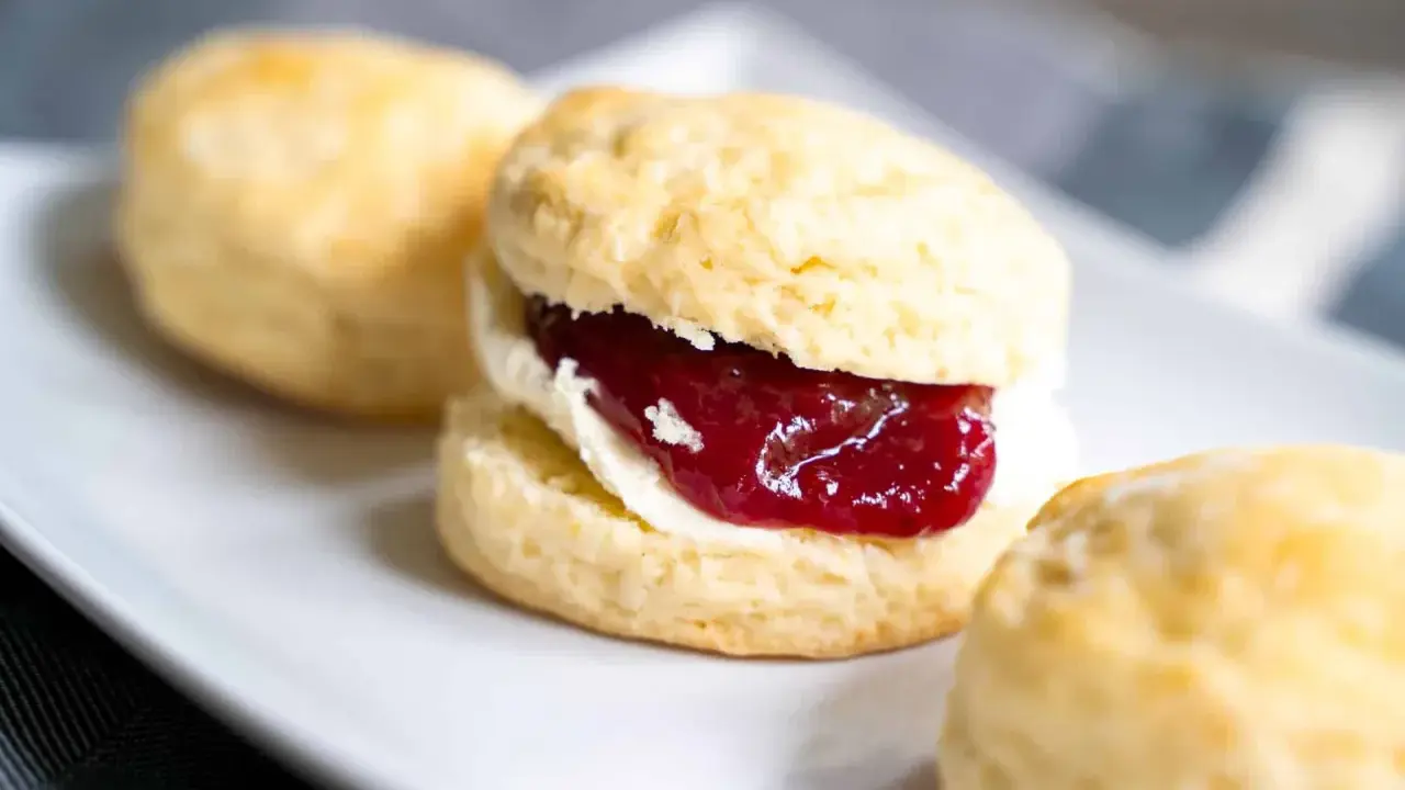 Ein Scones-Rezept, das zu köstlichen, mit Clotted Cream und Marmelade gefüllten Scones führt. Perfekt für den Nachmittagstee.