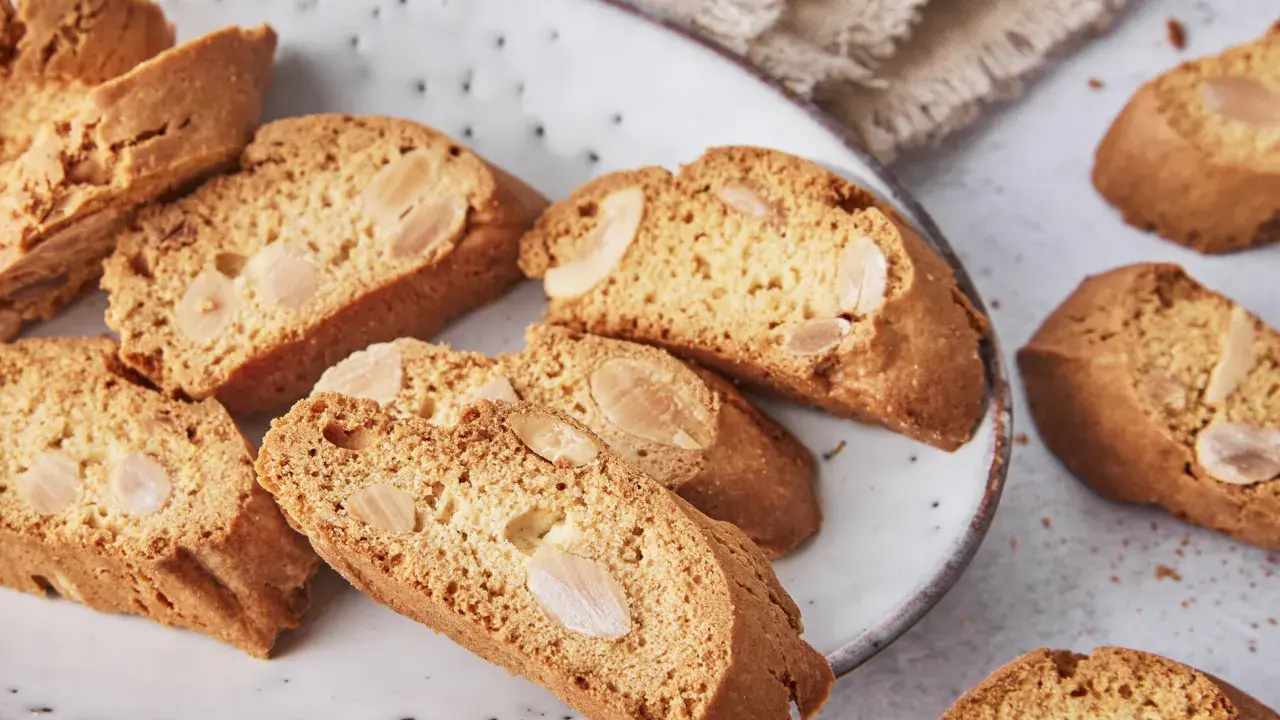 Knusprige Cantuccini mit Mandeln auf einem Teller, perfekt für ein Cantuccini Rezept.
