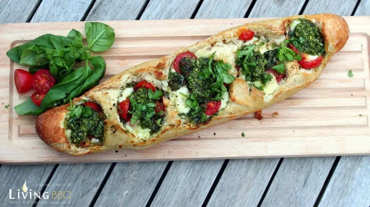 Ein knuspriges Baguette mit Pesto, geschmolzenem Käse und saftigen Tomaten, garniert mit frischem Basilikum.