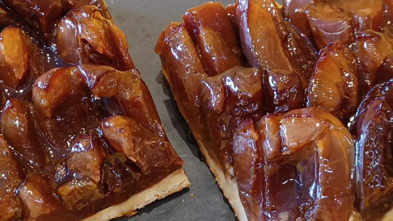 Saftiger Zwetschgenkuchen vom Blech, mit glänzenden, karamellisierten Zwetschgenstücken auf knusprigem Teig. Ein Genuss!
