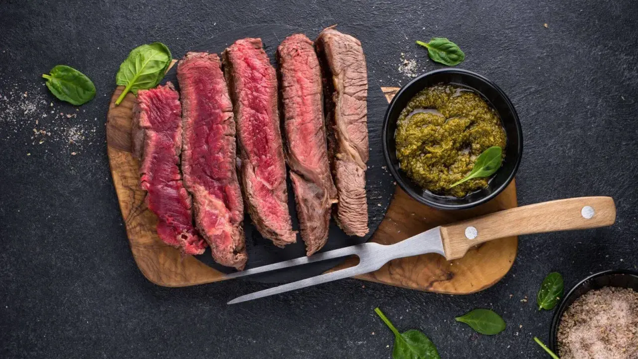 Saftiges Steak, perfekt gegrillt, mit Kräuterpesto. Tolle Ideen für Gasgrill Rezepte!