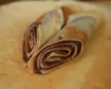 Zwei gerollte Pfannkuchen mit Schokoladencreme, ein köstliches Pfannkuchen Rezept.