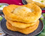 Goldbraune, fluffige Langos stapeln sich auf einem Teller. Ein köstliches Langos Rezept für zu Hause.