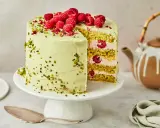 Himbeer-Pistazien-Torte mit frischen Beeren und grüner Creme, ein köstlicher Genuss.