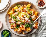 Ein köstlicher, knuspriger Kartoffelsalat mit cremiger Sauce, Frühlingszwiebeln und Kräutern. Perfekt für jeden Anlass!