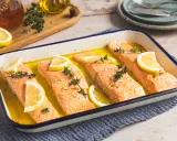 Vier saftige Lachsfilets mit Zitrone und Kräutern im Ofen gebacken, ein köstlicher lachs mediterran ofen.