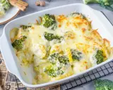 Ein köstlicher Kartoffel-Brokkoli-Auflauf mit geschmolzenem Käse, bereit zum Servieren.