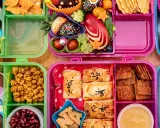 Bunte Bento-Boxen mit Sushi, Obst, Keksen und Gebäck. Perfekt für to go rezepte und kleine Entdecker.