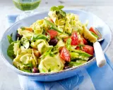 Ein bunter Tortellinisalat mit frischen Tomaten, Oliven, Basilikum und einem leckeren Pesto.