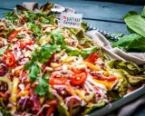 Bunter asia salat mit knackigem Gemüse, Koriander und Chili. Ein Fest für die Sinne!
