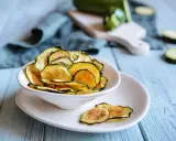 Knusprige Zucchinichips in einer Schüssel, eine tolle Idee für gesunde Snack-Ideen.