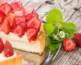 Ein köstlicher Erdbeerkuchen mit frischen Erdbeeren und Sahne auf einem Silbertablett. Perfekt für ein Erdbeerkuchen Rezept.