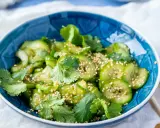 Erfrischender Gurkensalat asiatisch, garniert mit Koriander und Sesam. Ein leichter Genuss!