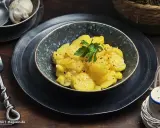 Ein köstlicher Kartoffelsalat, perfekt für jedes Kartoffelsalat Rezept. Mit frischer Petersilie garniert, wartet er darauf, genossen zu werden.
