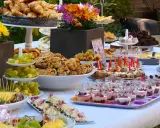 Leckere Brunch Ideen: Croissants, Kuchen, Obstspieße und süße Desserts in Gläsern laden zum Genießen ein.