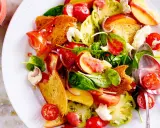 Bunter Salat mit Tomaten, Pfirsich, Brot und Käse – ein Fest für die Sinne und ein Beispiel für raffinierte Sommersalate.