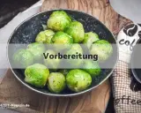 Frischer Rosenkohl in einer Schale, bereit für ein leckeres rezept rosenkohl als beilage.