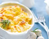 Ein goldbrauner Kartoffelauflauf mit Rosmarin und Knoblauch, bereit zum Servieren. Ein köstliches Auflauf Rezept für jeden Anlass.