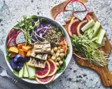 Bunter Buddha Bowl mit Tofu, Quinoa, Süßkartoffeln, Drachenfrucht und Sprossen – perfekt für das leichte essen an warmen tagen.