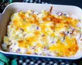 Herzhaftes rezept kohlrabi-auflauf vegetarisch mit geschmolzenem Käse und Kräutern in einer Auflaufform.