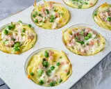Köstliche Muffins aus nudeln vom vortag, gefüllt mit Erbsen und Schinken, überbacken mit Käse.