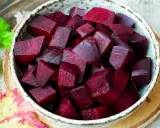Schüssel mit gewürfelten, gekochten roten Bete. Die rote Bete kochzeit ist vorbei, bereit für Salate oder Beilagen.