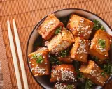 Knusprig gebratene Tofuwürfel mit Sesam und Petersilie, eine köstliche Idee für Rezepte mit Tofu natur.
